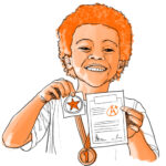 Kind hält voller Stolz seine Urkunde und Medaille hoch